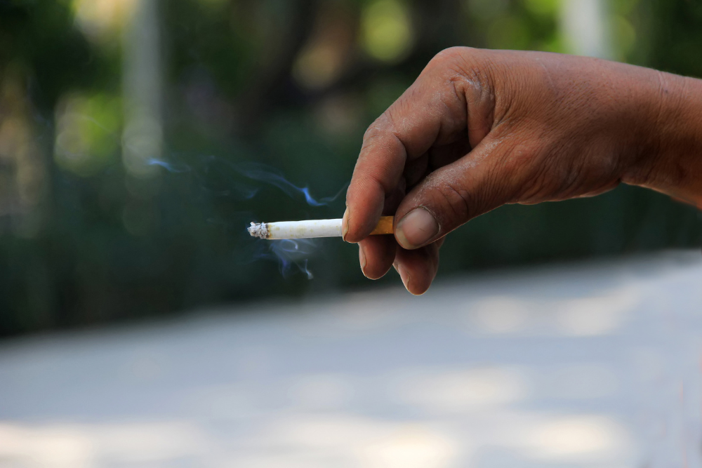 Em Manaus, Justiça proíbe pai de fumar cigarro durante visita a bebê Em Manaus, Justiça proíbe pai de fumar cigarro durante visita a bebê