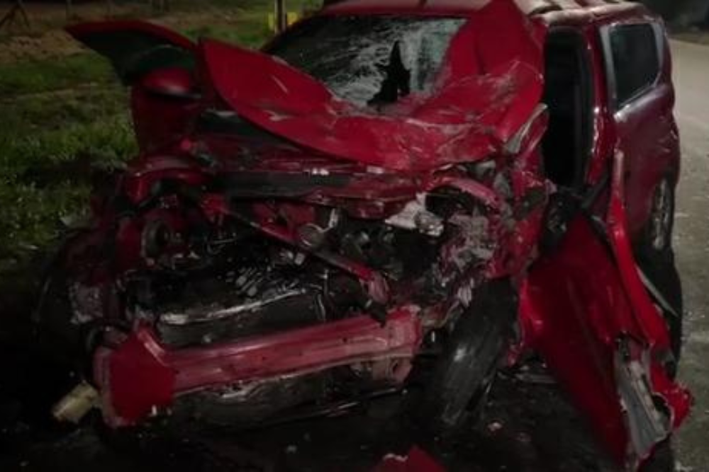 Acidente entre carro e caminhão deixa dois feridos na estrada do Puraquequara Acidente entre carro e caminhão deixa dois feridos na estrada do Puraquequara
