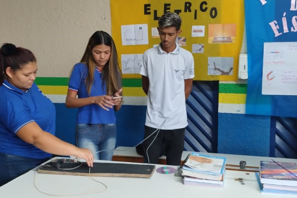 Em Iranduba, alunos realizam mostra de painéis e experimento de física Em Iranduba, alunos realizam mostra de painéis e experimento de física