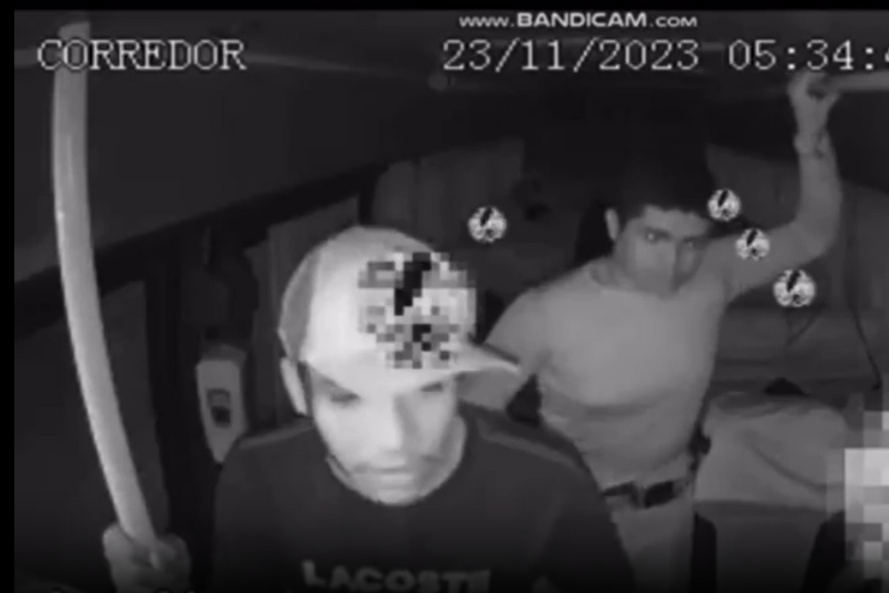 Criminosos assaltam funcionários em rota para o Distrito; veja vídeo Criminosos assaltam funcionários em rota para o Distrito; veja vídeo