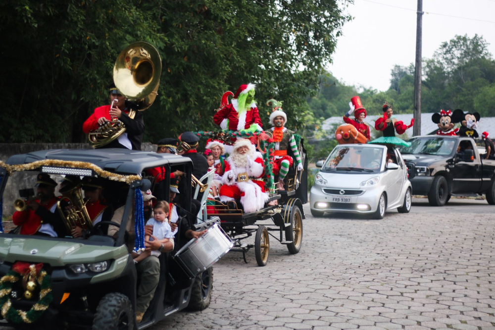 Tradicional parada natalina da Nilton Lins encanta o p&uacute;blico em Manaus