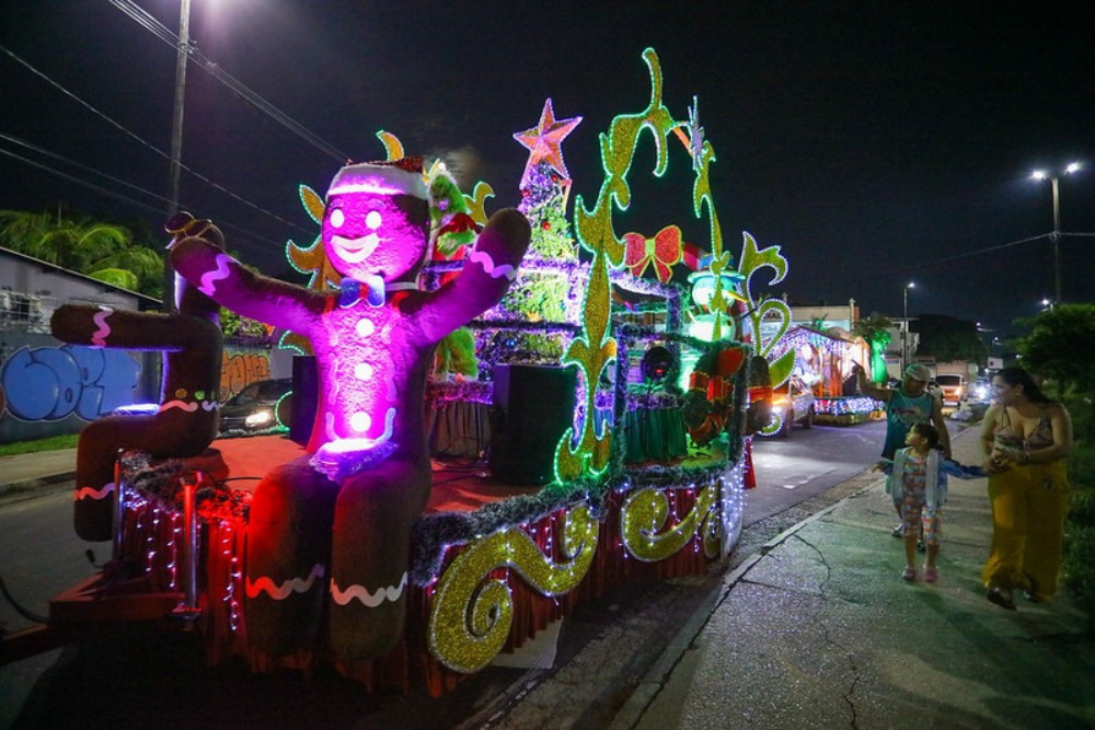 &lsquo;Parada Natalina&rsquo; leva encanto &agrave;s ruas da zona Centro-Oeste da cidade