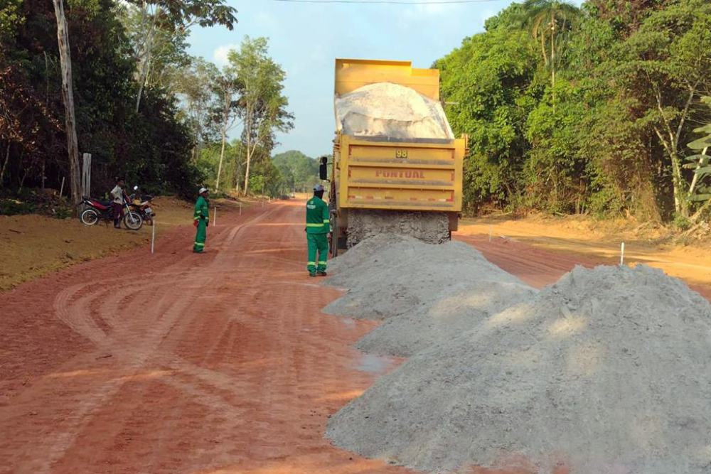 Obra de pavimenta&ccedil;&atilde;o avan&ccedil;a no ramal da Cooperativa, na zona rural de Manaus