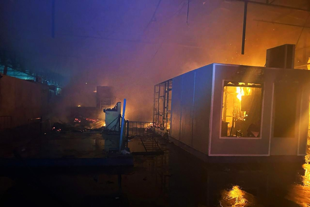 Bombeiros usaram 20 mil litros de água para apagar incêndio na Feira do Santo Antônio Bombeiros usaram 20 mil litros de água para apagar incêndio na Feira do Santo Antônio