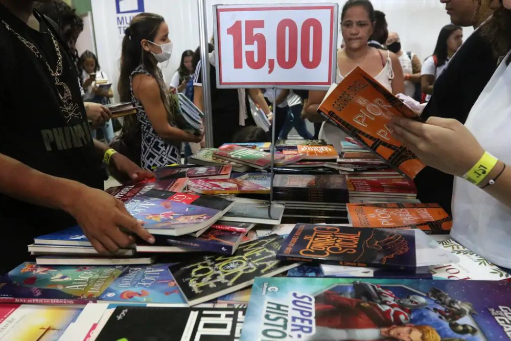 Brasil tem 25 milhões de compradores de livros Brasil tem 25 milhões de compradores de livros