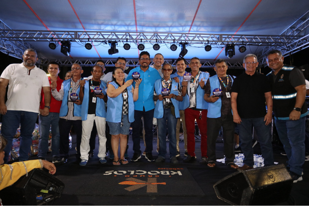 Prefeitura entrega permissões de uso a 300 camelôs que trabalham no Centro de Manaus Prefeitura entrega permissões de uso a 300 camelôs que trabalham no Centro de Manaus