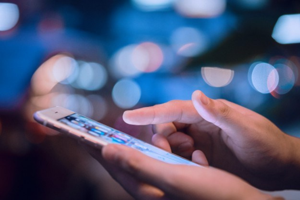 Especialista alerta para riscos e efeitos nocivos do uso de celulares por crian&ccedil;as
