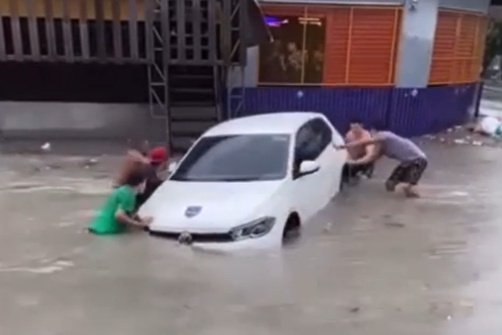 Carro &eacute; arrastado pela chuva no igarap&eacute; do Passarinho; veja