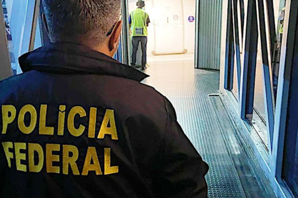 Polícia Federal prende foragido no aeroporto de Manaus Polícia Federal prende foragido no aeroporto de Manaus