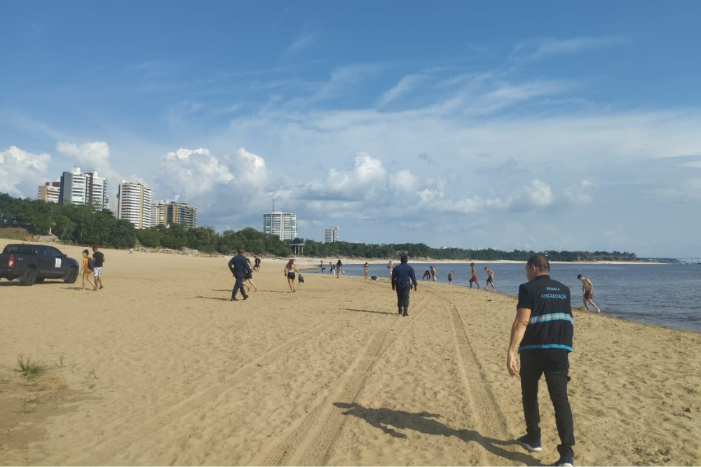 Mesmo com subida do rio, praia da Ponta Negra permanece interditada para banho Mesmo com subida do rio, praia da Ponta Negra permanece interditada para banho