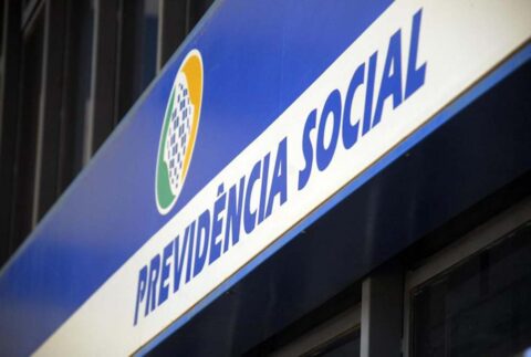 INSS paga segunda parcela do 13º a quem recebe acima do mínimo