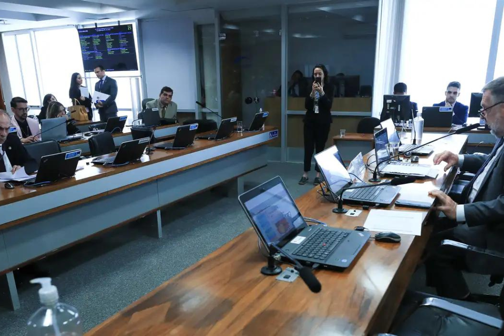 Comiss&atilde;o do Senado adia vota&ccedil;&atilde;o sobre vacina&ccedil;&atilde;o em escolas p&uacute;blicas
