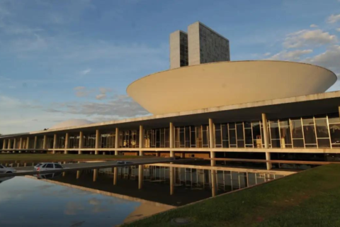 Deputados e senadores elegem presidentes e mesas diretoras neste sábado (1º)