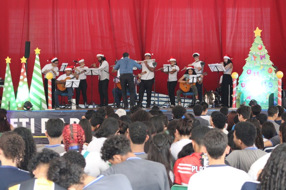 Programa&ccedil;&atilde;o de Natal nos Cetis reuniu mais de 3.500 alunos