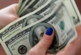 Dólar recua na abertura com aproximação do prazo para tarifaço