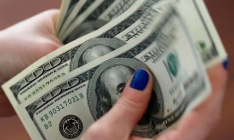 Dólar recua na abertura com aproximação do prazo para tarifaço