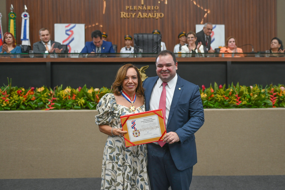 Desembargadora V&acirc;nia Marques Marinho recebe Medalha do M&eacute;rito Legislativo
