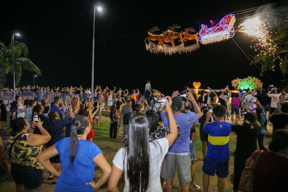 Tirolesa natalina em formato de tren&oacute; &eacute; inaugurada na Ponta Negra