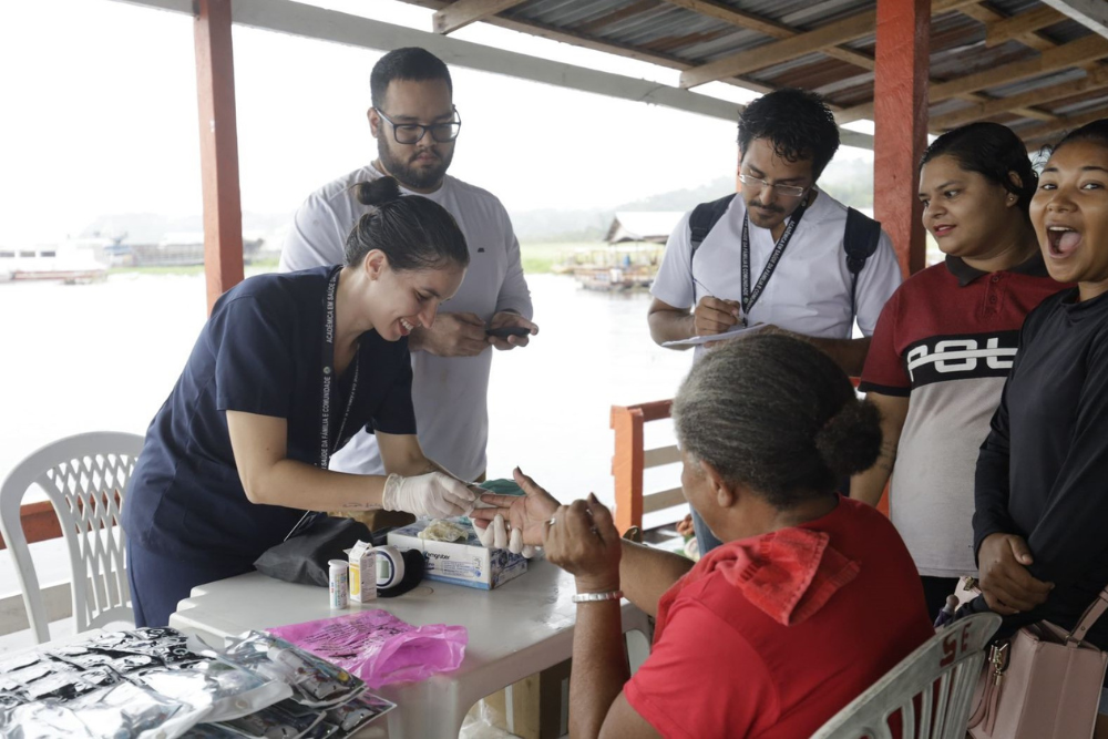 Ação solidária de Natal atende moradores de flutuantes no bairro Mauazinho Ação solidária de Natal atende moradores de flutuantes no bairro Mauazinho