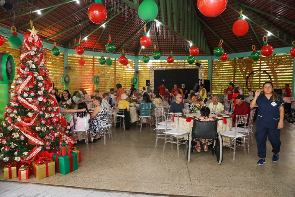 ‘Natal de Luz’ emociona idosos residentes na Fundação Doutor Thomas ‘Natal de Luz’ emociona idosos residentes na Fundação Doutor Thomas