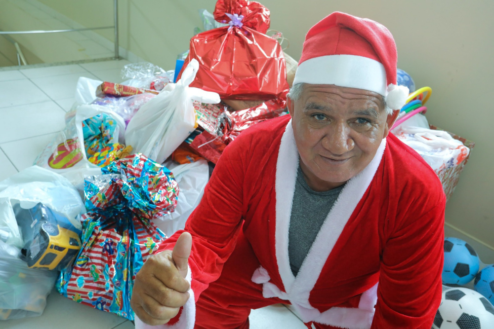 Servidor municipal arrecada brinquedos para ação solidária de Natal Servidor municipal arrecada brinquedos para ação solidária de Natal