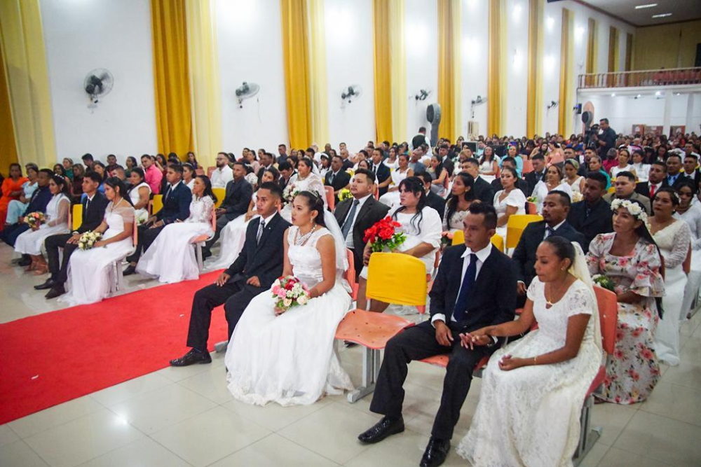 Casamento coletivo une 41 casais em cerimônia evangélica Casamento coletivo une 41 casais em cerimônia evangélica