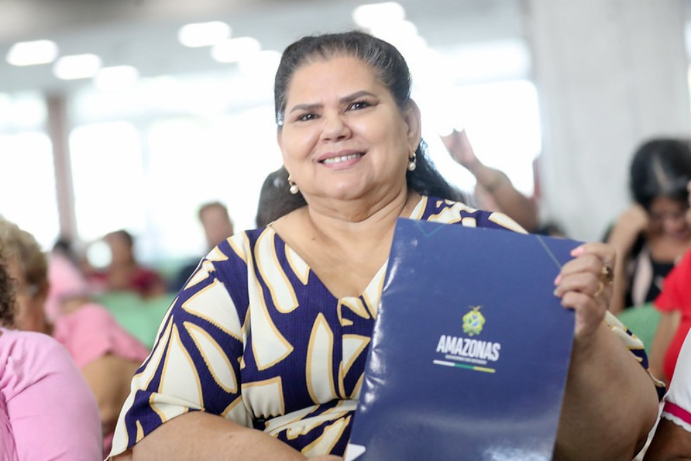 Ap&oacute;s 37 anos de espera, moradora do Nova Esperan&ccedil;a comemora t&iacute;tulo definitivo de im&oacute;vel