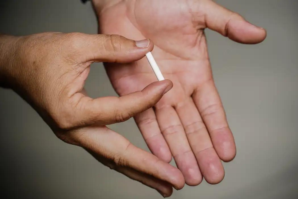 Entenda o que &eacute; o chip da beleza condenado por entidades m&eacute;dicas