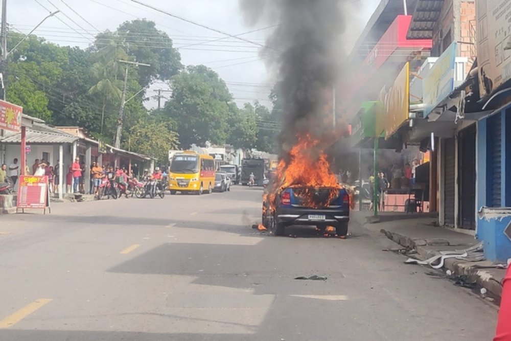 Briga termina com um morto e um carro incendiado no Jorge Teixeira Briga termina com um morto e um carro incendiado no Jorge Teixeira
