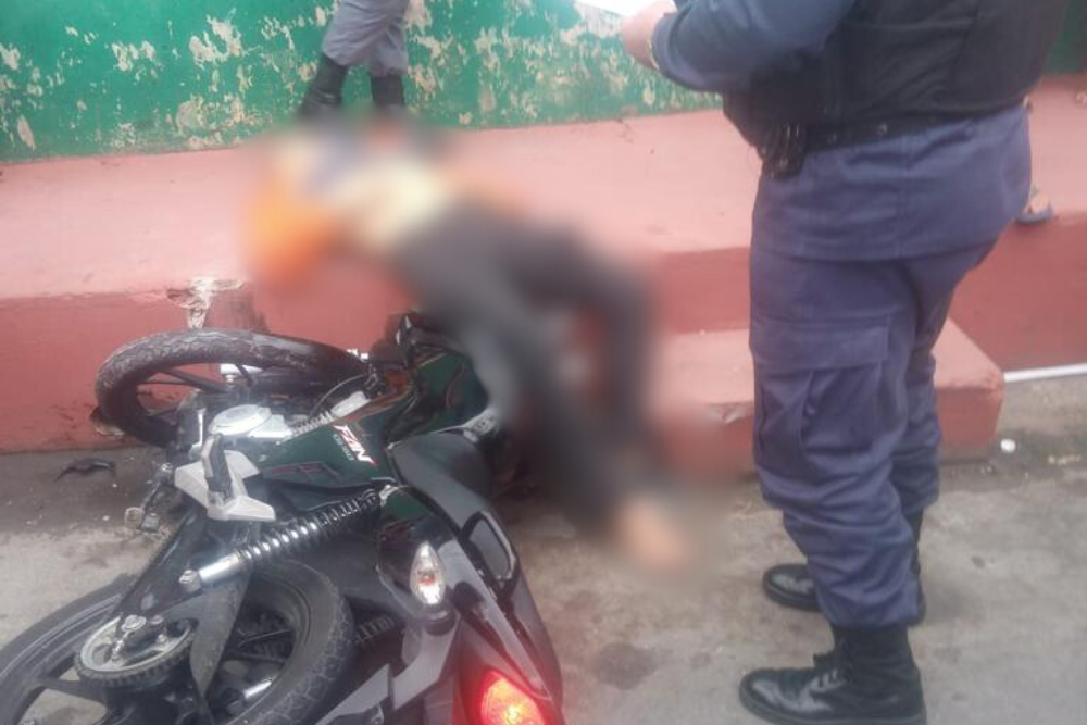 Suposto assaltante vestido de gari é morto a tiros no Novo Israel Suposto assaltante vestido de gari é morto a tiros no Novo Israel
