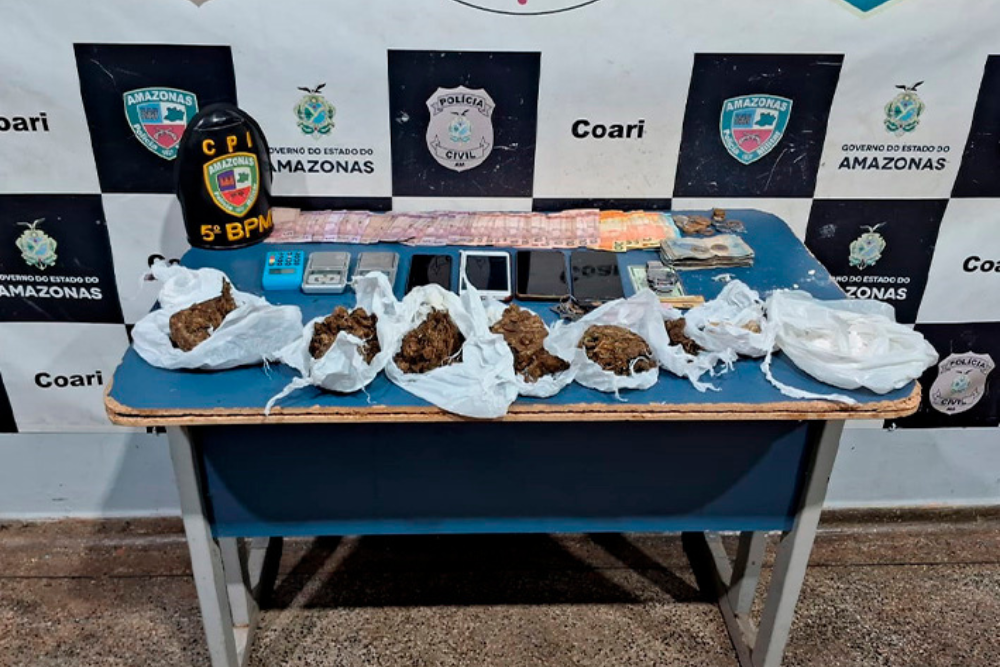 Jovem é presa por tráfico de drogas em Coari Jovem é presa por tráfico de drogas em Coari