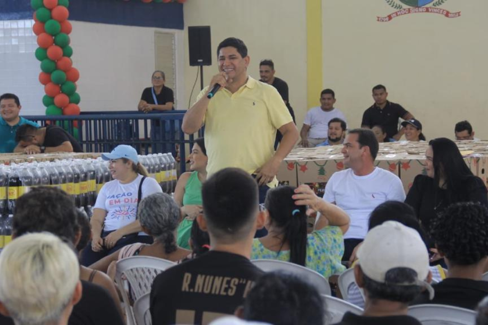 Prefeito de Parintins participa de entrega de cestas natalinas Prefeito de Parintins participa de entrega de cestas natalinas