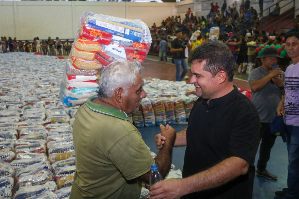 Prefeito entrega mais 500 mil reais em cestas b&aacute;sicas para fam&iacute;lias de Barreirinha 