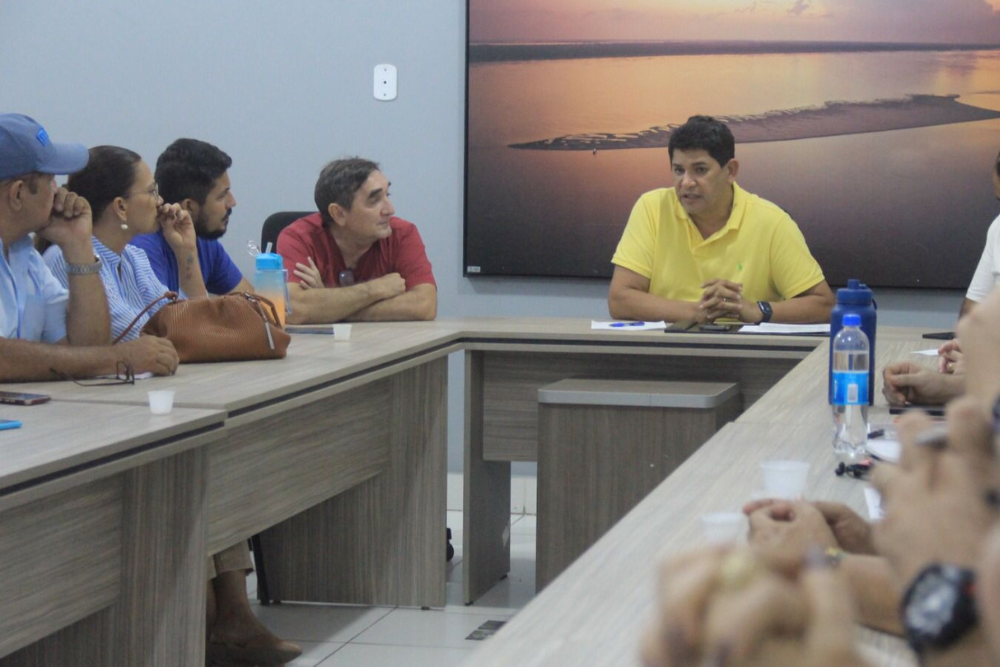Prefeito re&uacute;ne assessores para definir log&iacute;stica e estrutura do R&eacute;veillon em Parintins