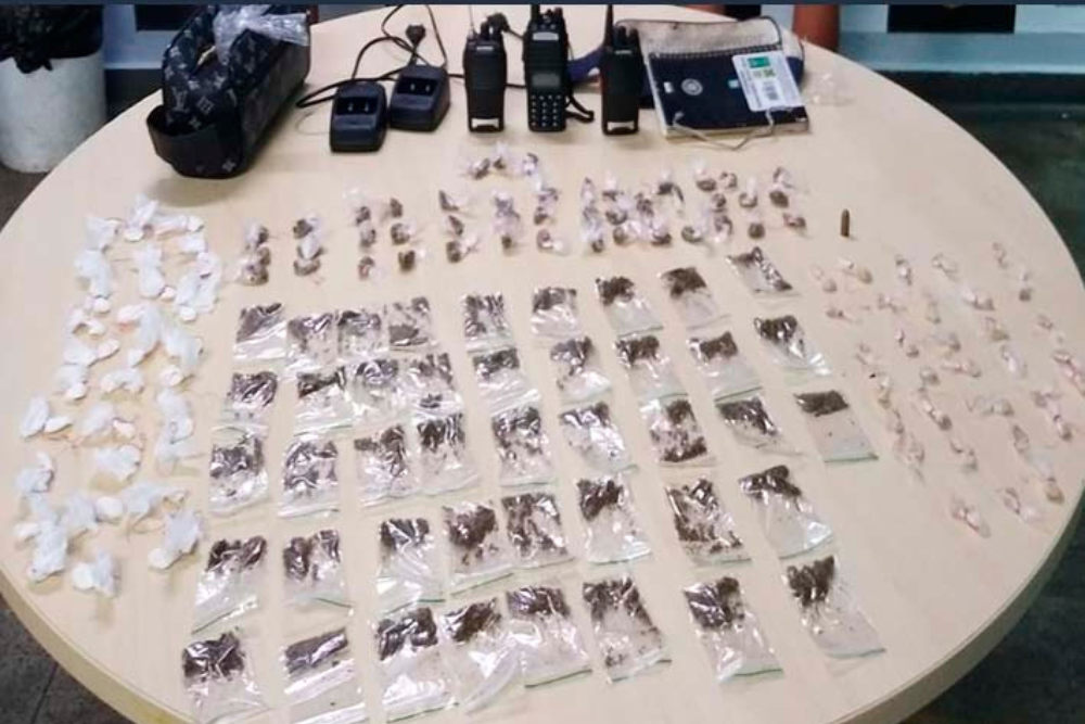 Dupla é presa com mais de 150 porções de drogas em pousada no Centro de Manaus Dupla é presa com mais de 150 porções de drogas em pousada no Centro de Manaus