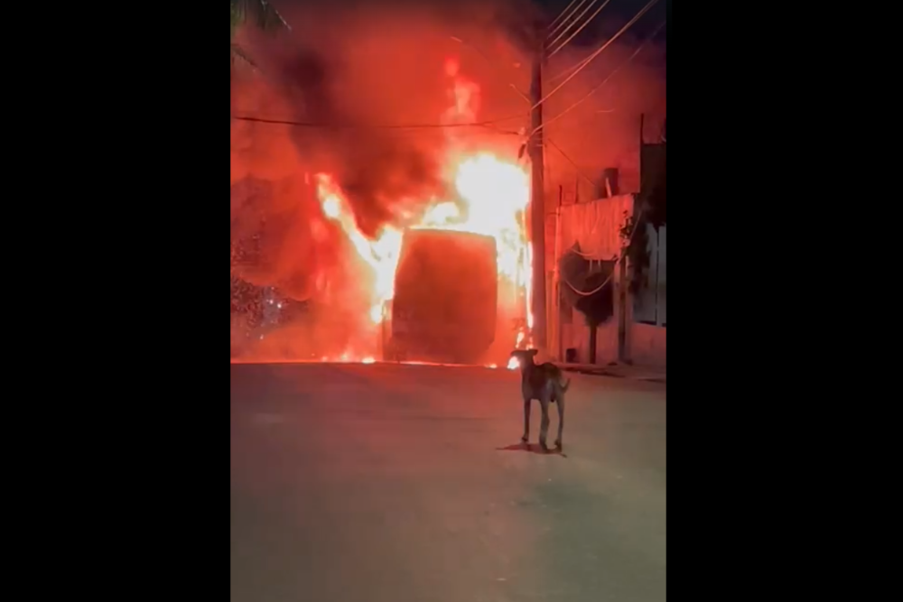 &Ocirc;nibus da linha 113 &eacute; incendiado por criminosos na Compensa 2 