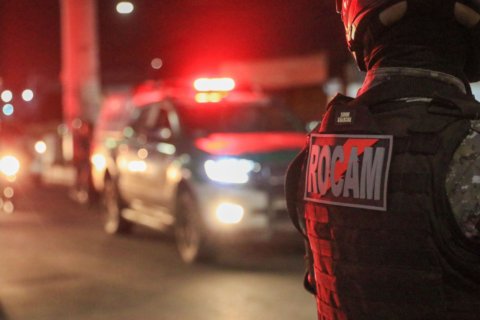 Homem é agredido por moradores após ser acusado de roubo em Manaus
