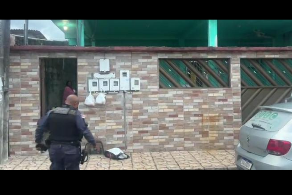 Homem &eacute; executado com 16 tiros em quitinete no Monte das Oliveiras 