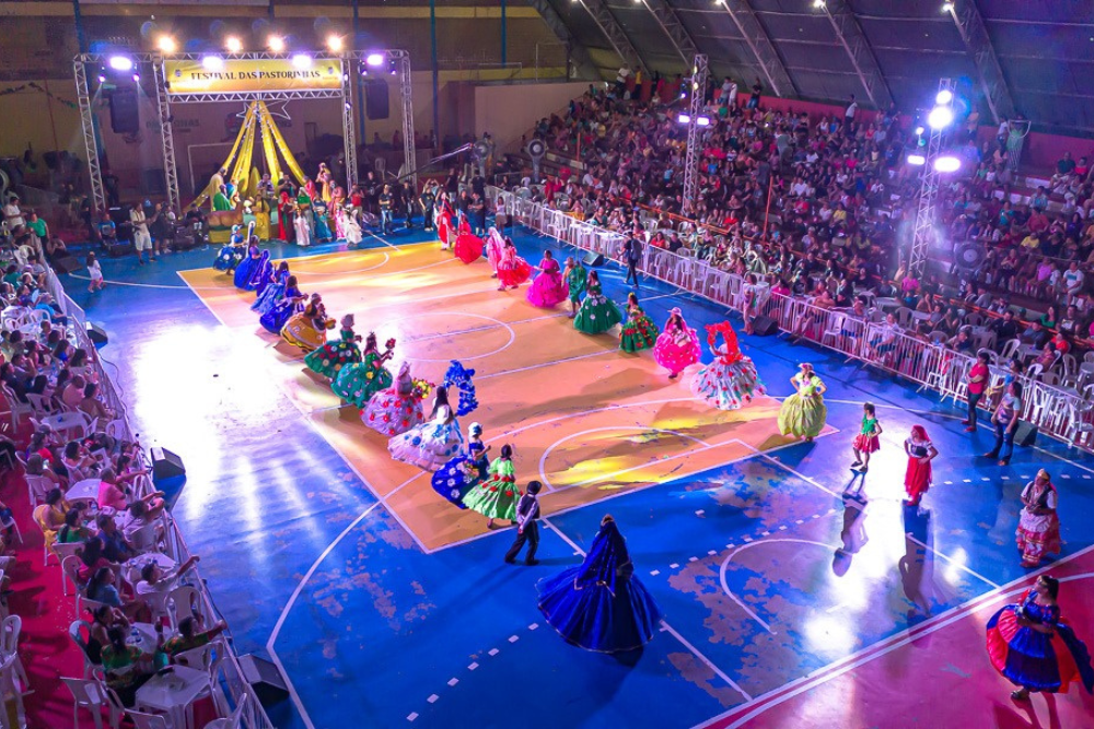 Pastorinhas, outra tradição parintinense, atraem multidão em ginásio de esportes Pastorinhas, outra tradição parintinense, atraem multidão em ginásio de esportes