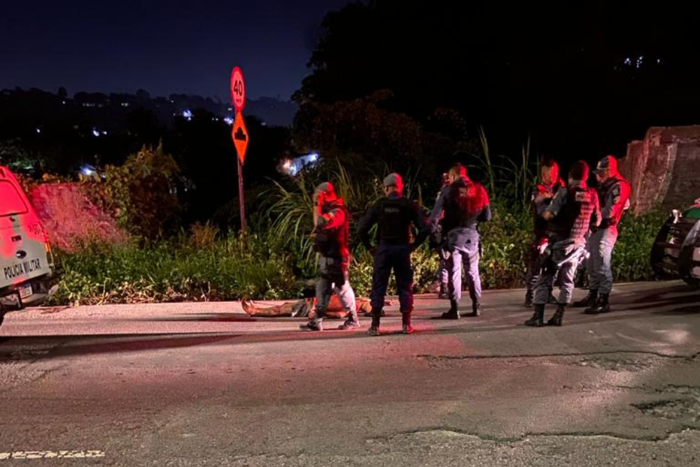 Homem é perseguido e morto a tiros por criminosos na avenida Margarita Homem é perseguido e morto a tiros por criminosos na avenida Margarita