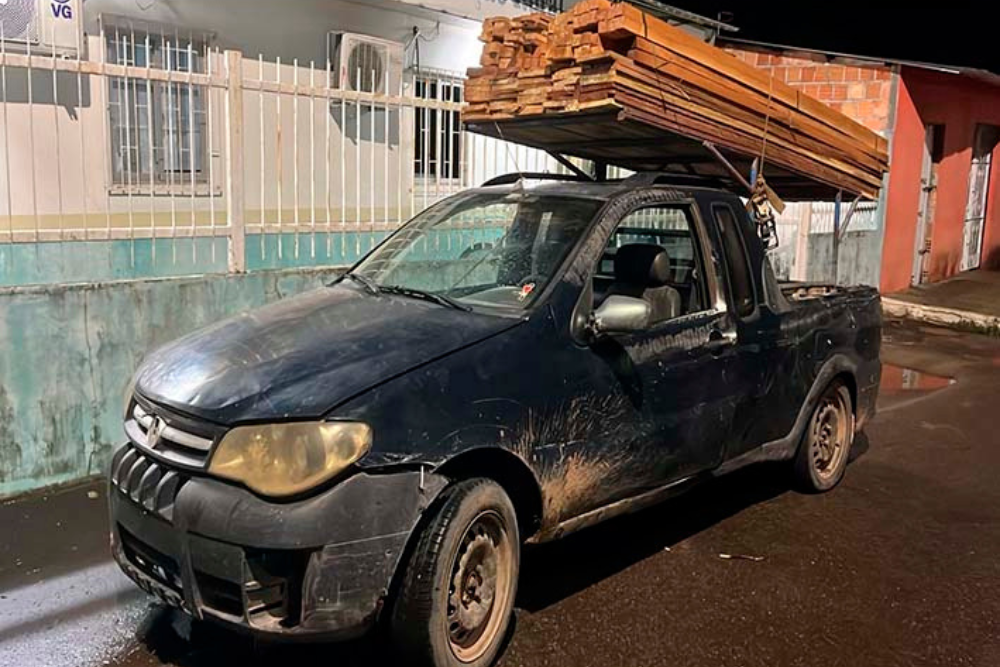 Em Iranduba, jovem &eacute; preso transportando madeira ilegal