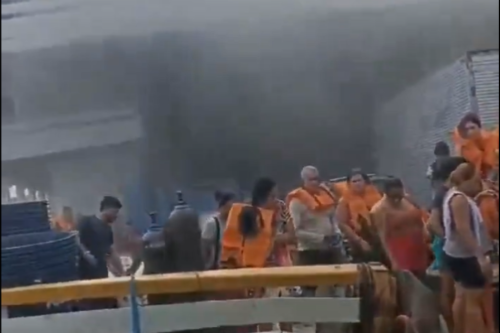 Barco pega fogo na sala de m&aacute;quinas ap&oacute;s bater em barranco no rio Solim&otilde;es