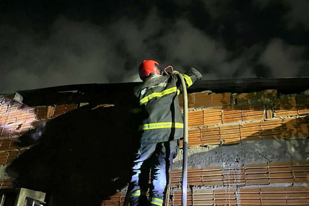 Curto-circuito provoca inc&ecirc;ndio em casa de alvenaria em Parintins
