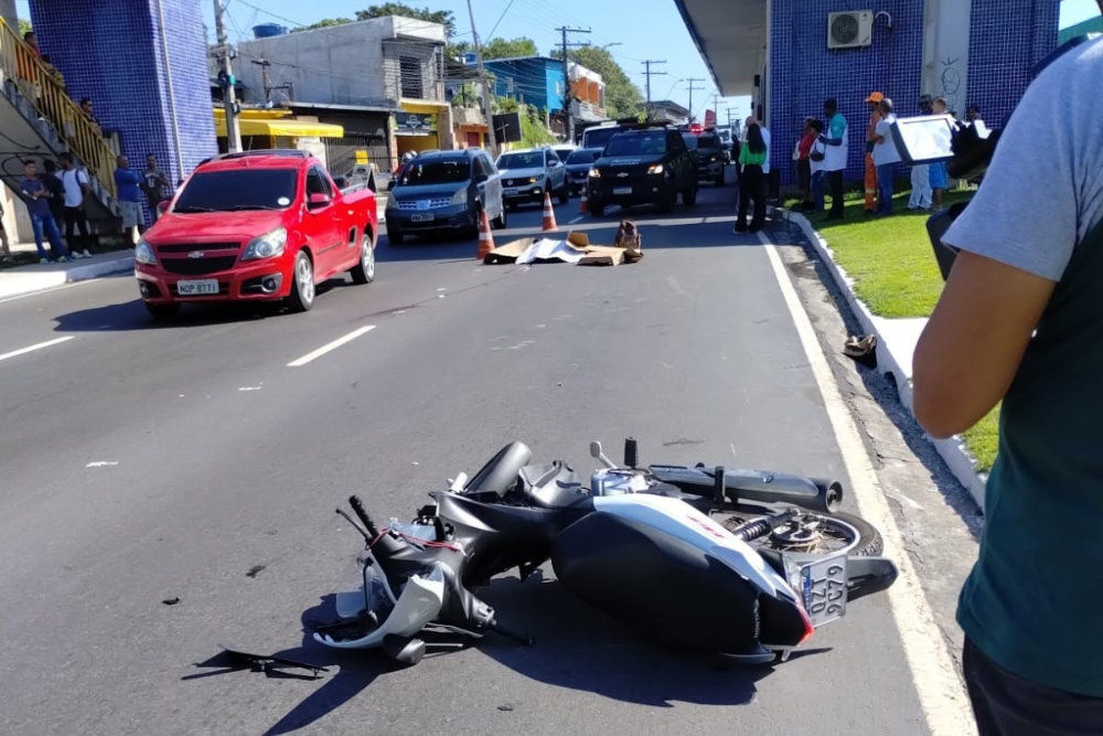 Idosa morre atropelada por motocicleta ao tentar atravessar avenida Max Teixeira Idosa morre atropelada por motocicleta ao tentar atravessar avenida Max Teixeira