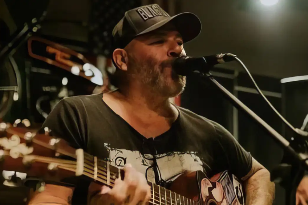 Baixista da banda Ultraje a Rigor tem alta ap&oacute;s 4 meses de interna&ccedil;&atilde;o