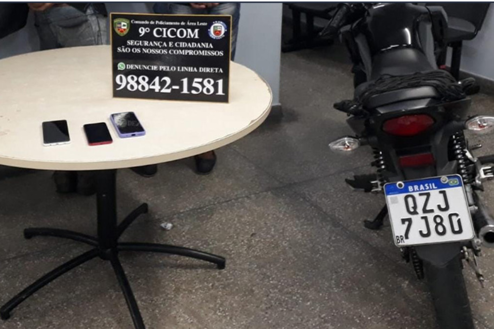 Dupla é presa após roubar celulares no São José Dupla é presa após roubar celulares no São José