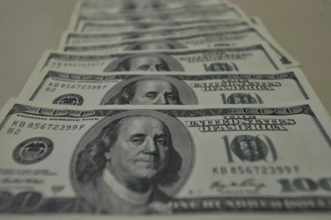 Dólar opera em queda com risco de 'shutdown' nos EUA