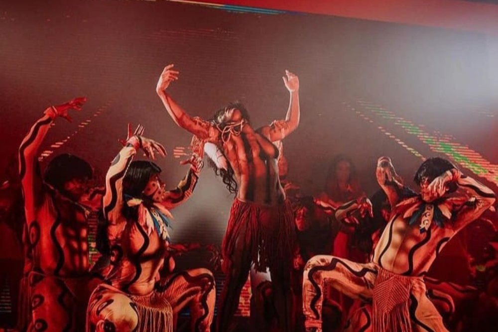 Bailarina amazonense &eacute; destaque no Carnaval carioca representando os povos Yanomami