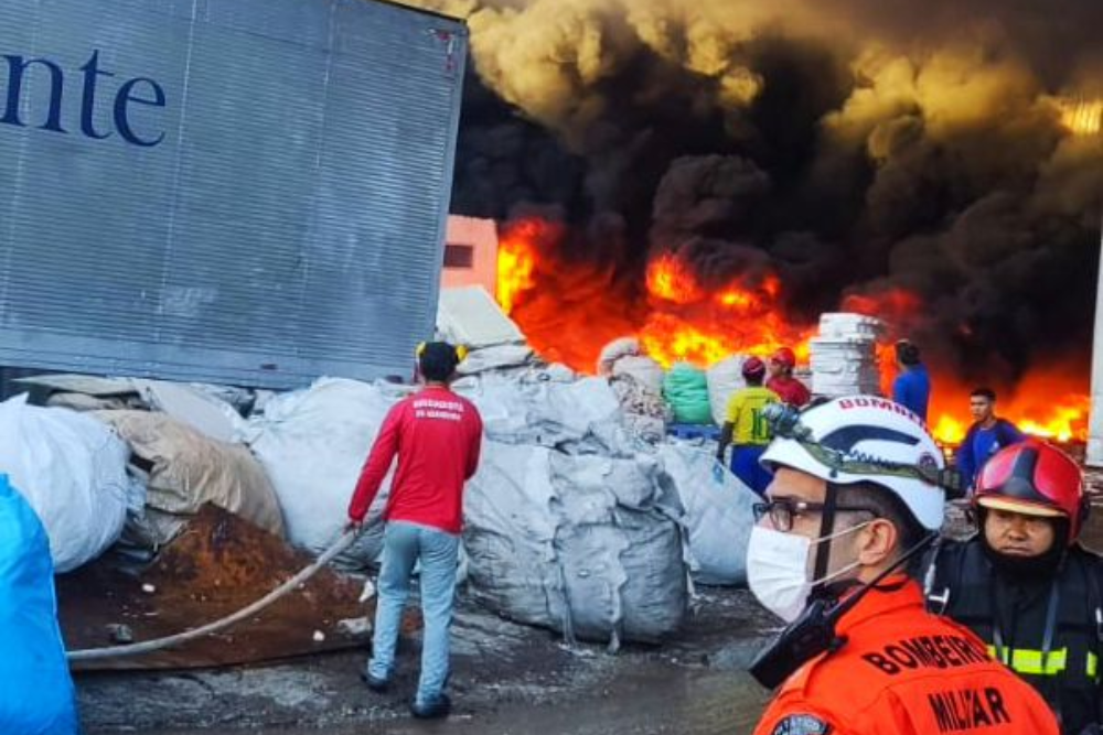 Inc&ecirc;ndio atinge galp&atilde;o de empresa na avenida Autaz Mirim