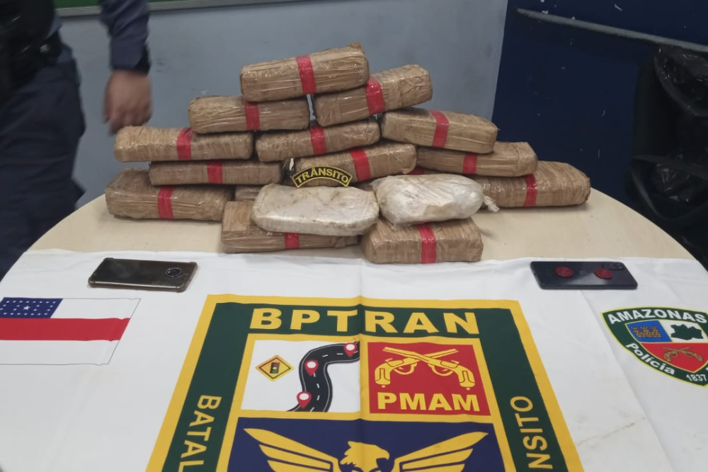 Trio é preso e 15kg de maconha são apreendidos durante abordagem na avenida Manoel Urbano Trio é preso e 15kg de maconha são apreendidos durante abordagem na avenida Manoel Urbano